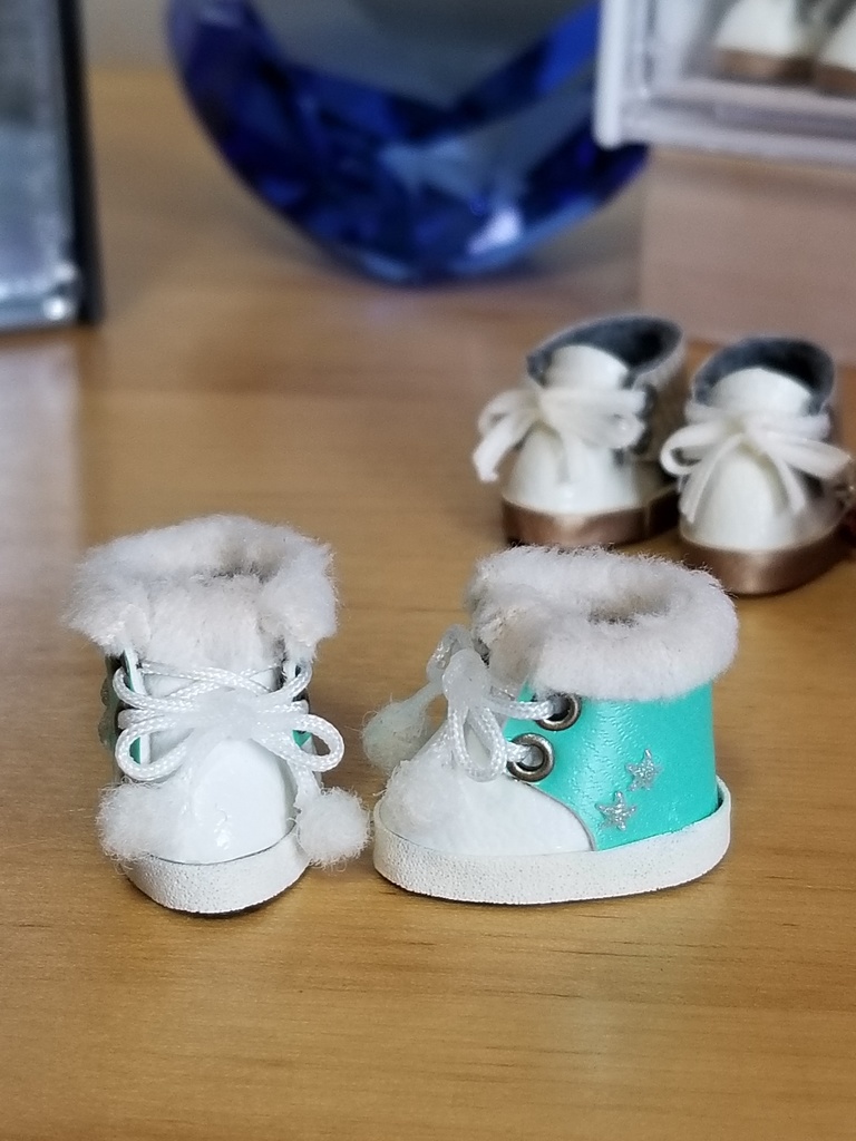 ポンポン付きファーブーツ