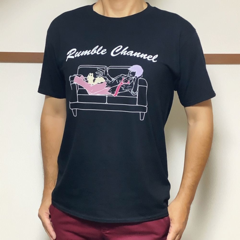 ソファでコーギーと Tシャツ黒