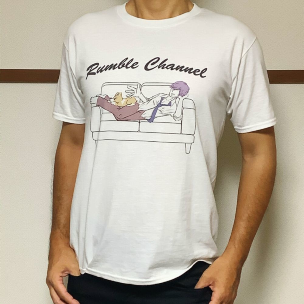 ソファでコーギーと Tシャツ白