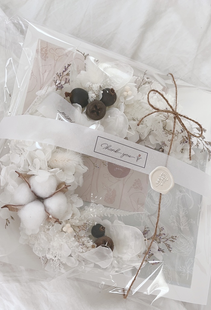 コットンフラワーと紫陽花のムーンリース