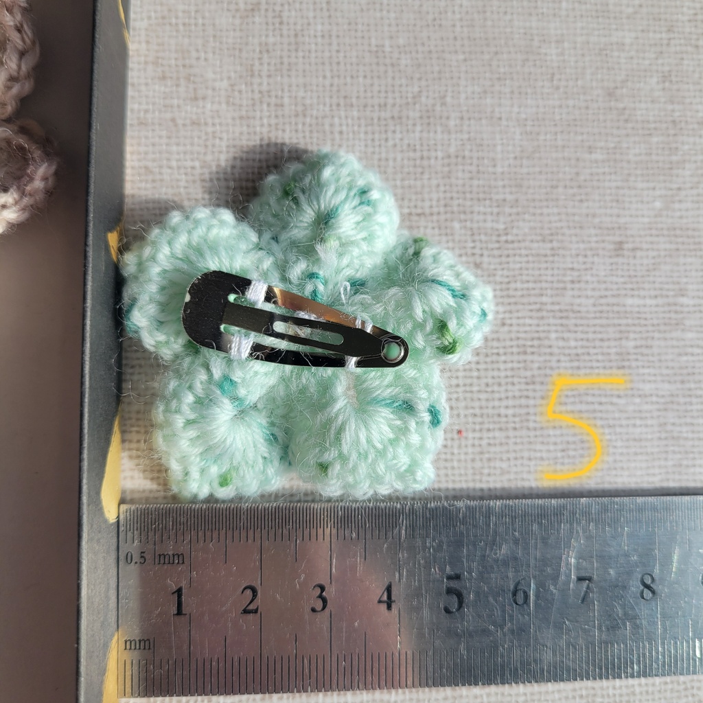 手編みのお花ヘアピン