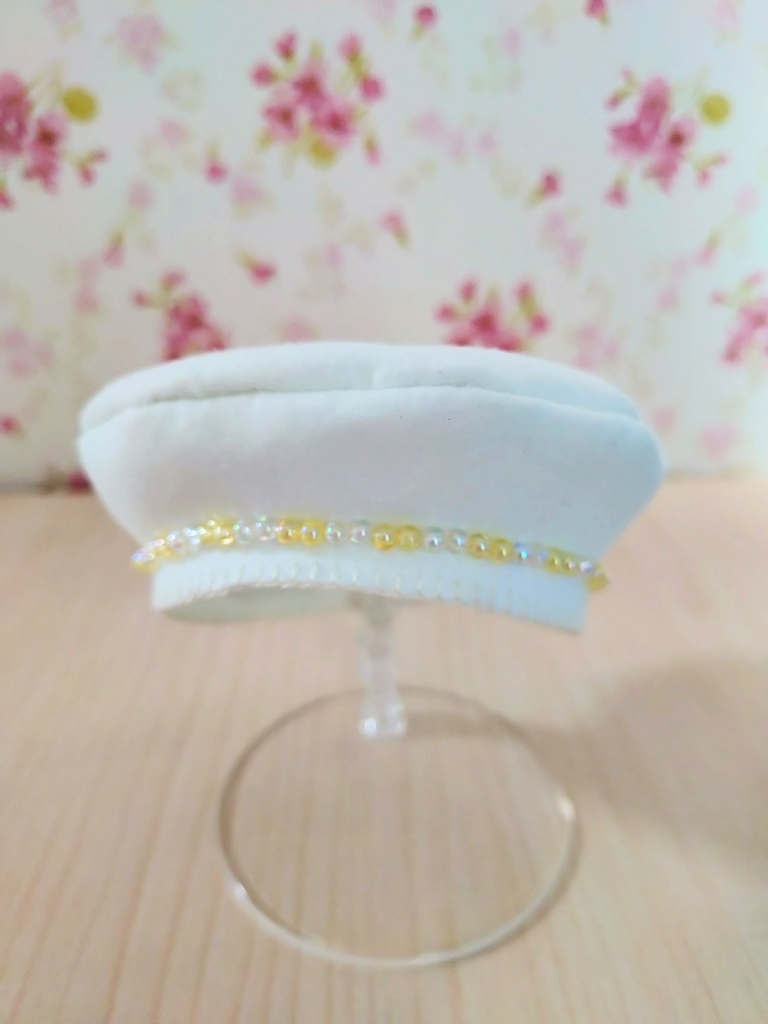 レモンゼリー仕立ての白いベレー帽