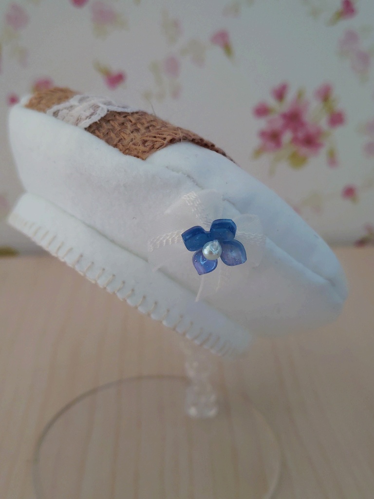 麻のレースリボンの白いベレー帽