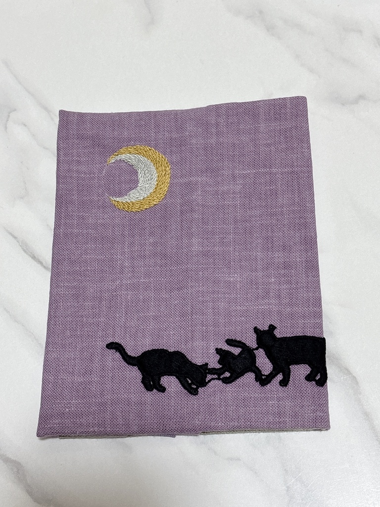 刺繍ブックカバー(月と猫)