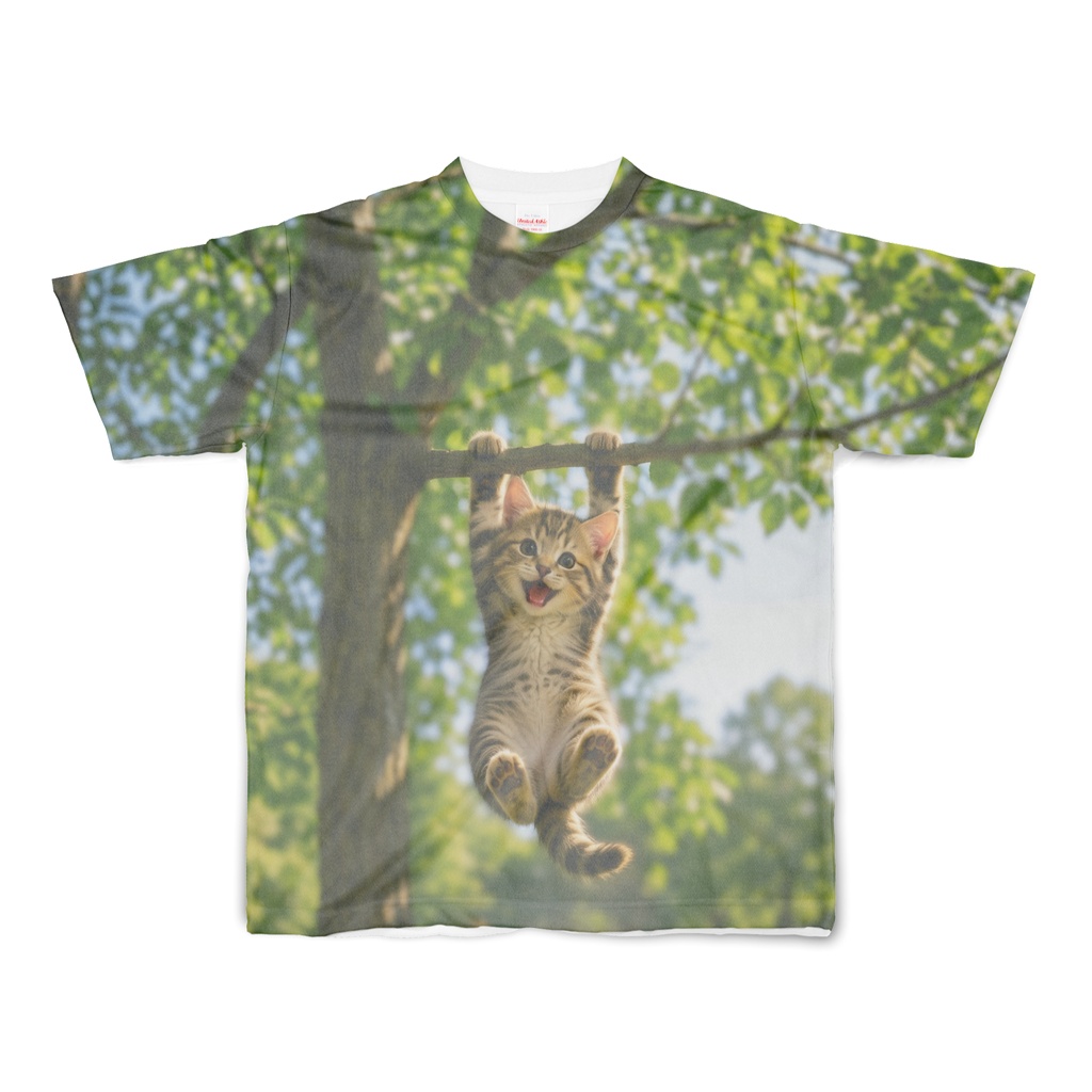 『木にぶら下がる子猫 表裏フルグラフィックTシャツ』