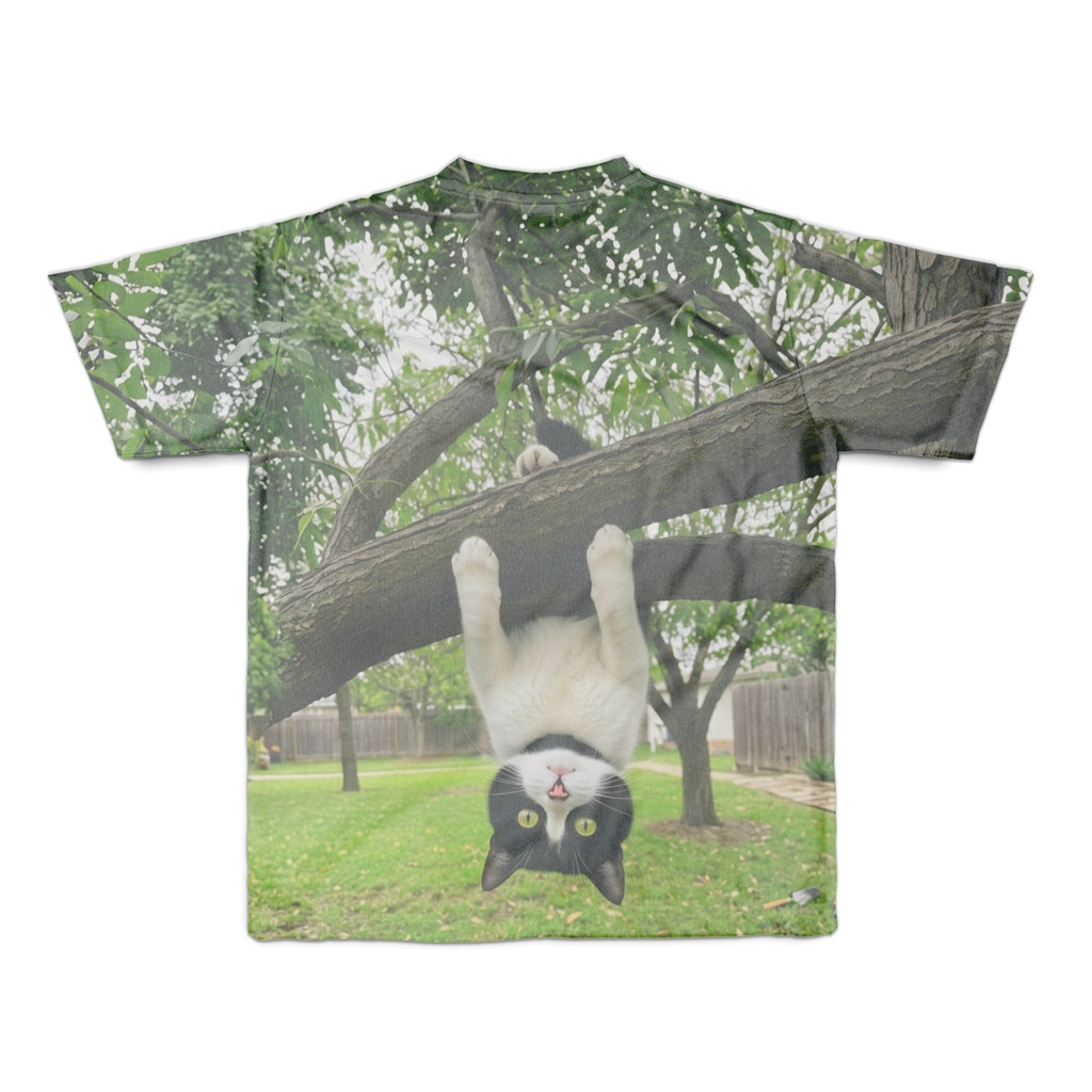 『木にぶら下がる子猫 表裏フルグラフィックTシャツ』