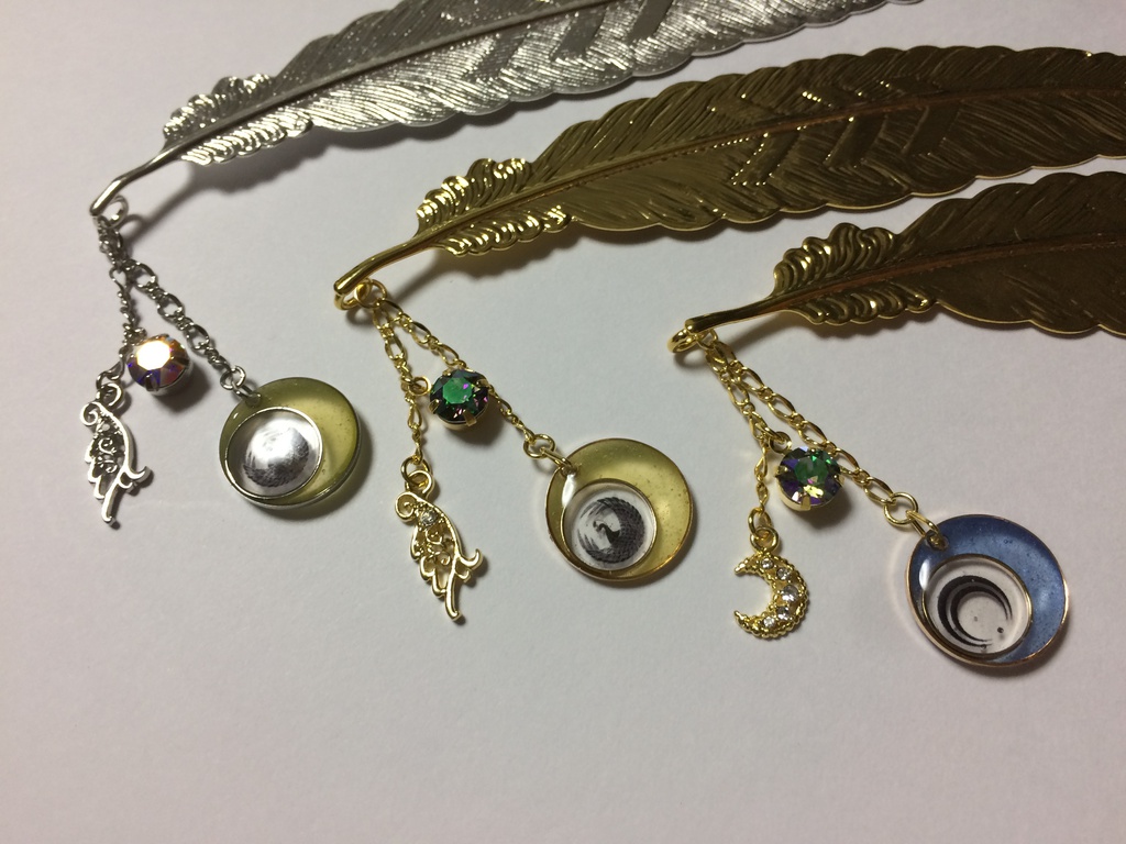 紋モチーフ付き羽根しおり(ブックマーカー)