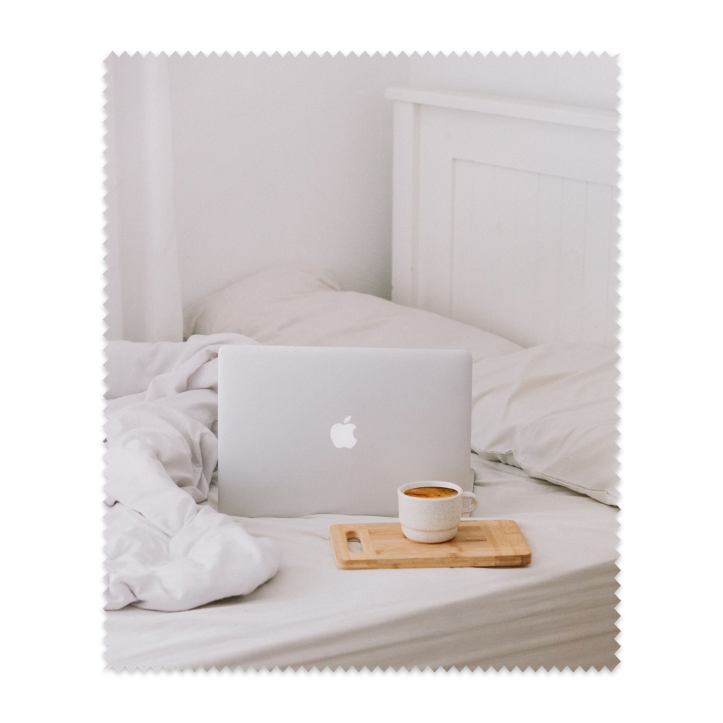 Apple on the bed. メガネ拭き