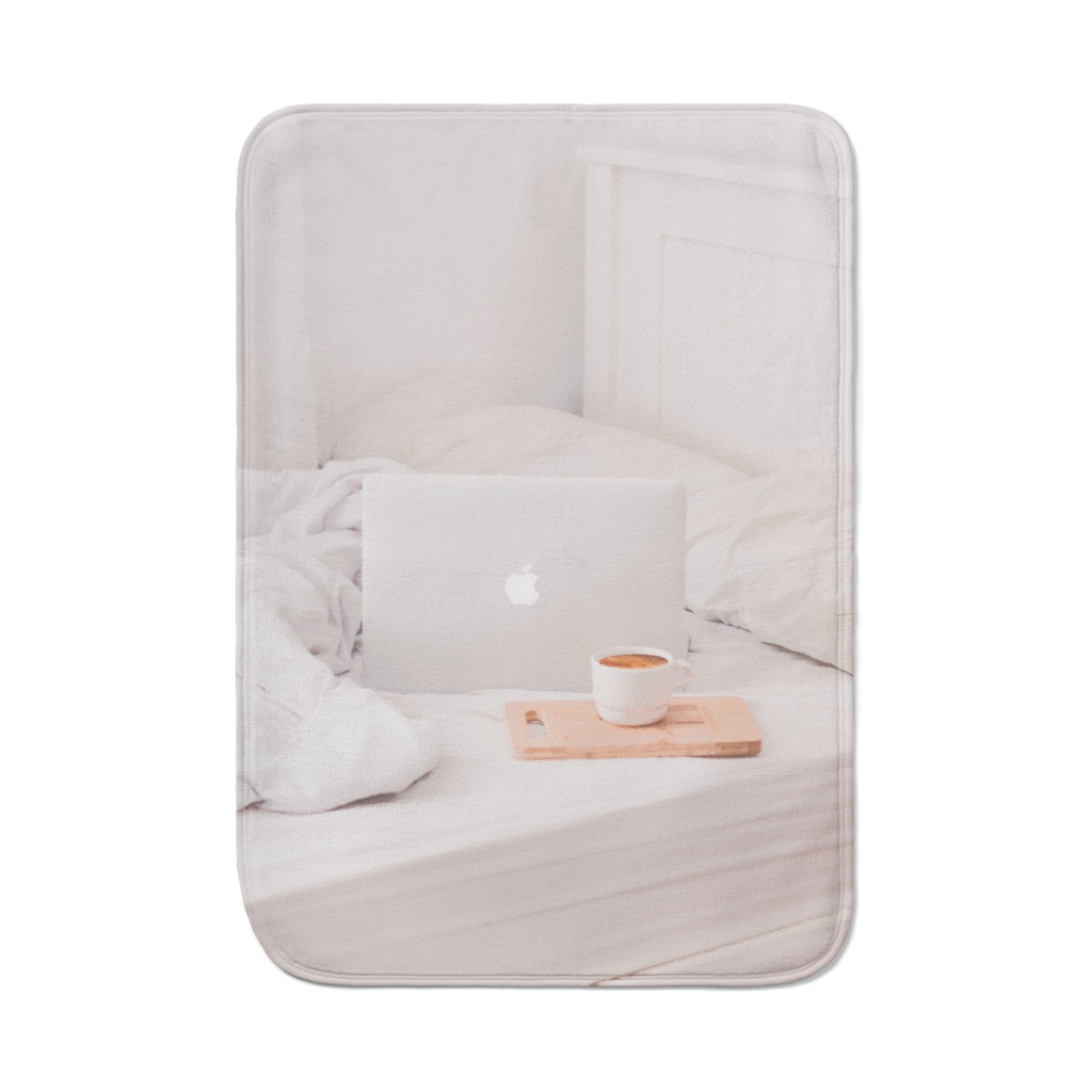 Apple on the bed. ブランケット