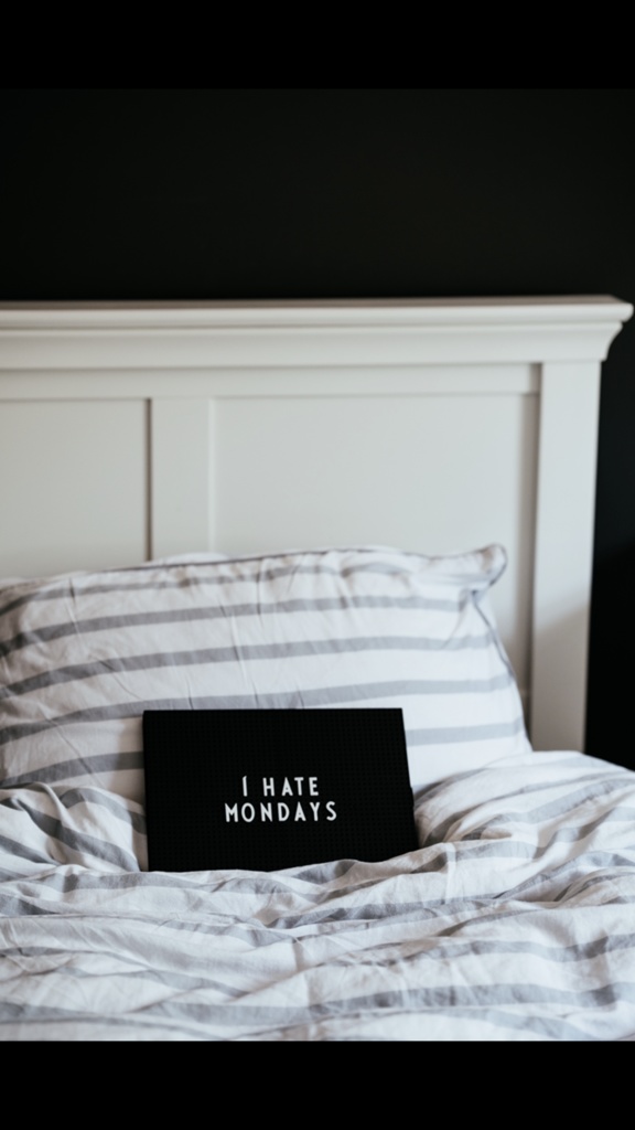 I hate Mondays 2 iPhoneケース