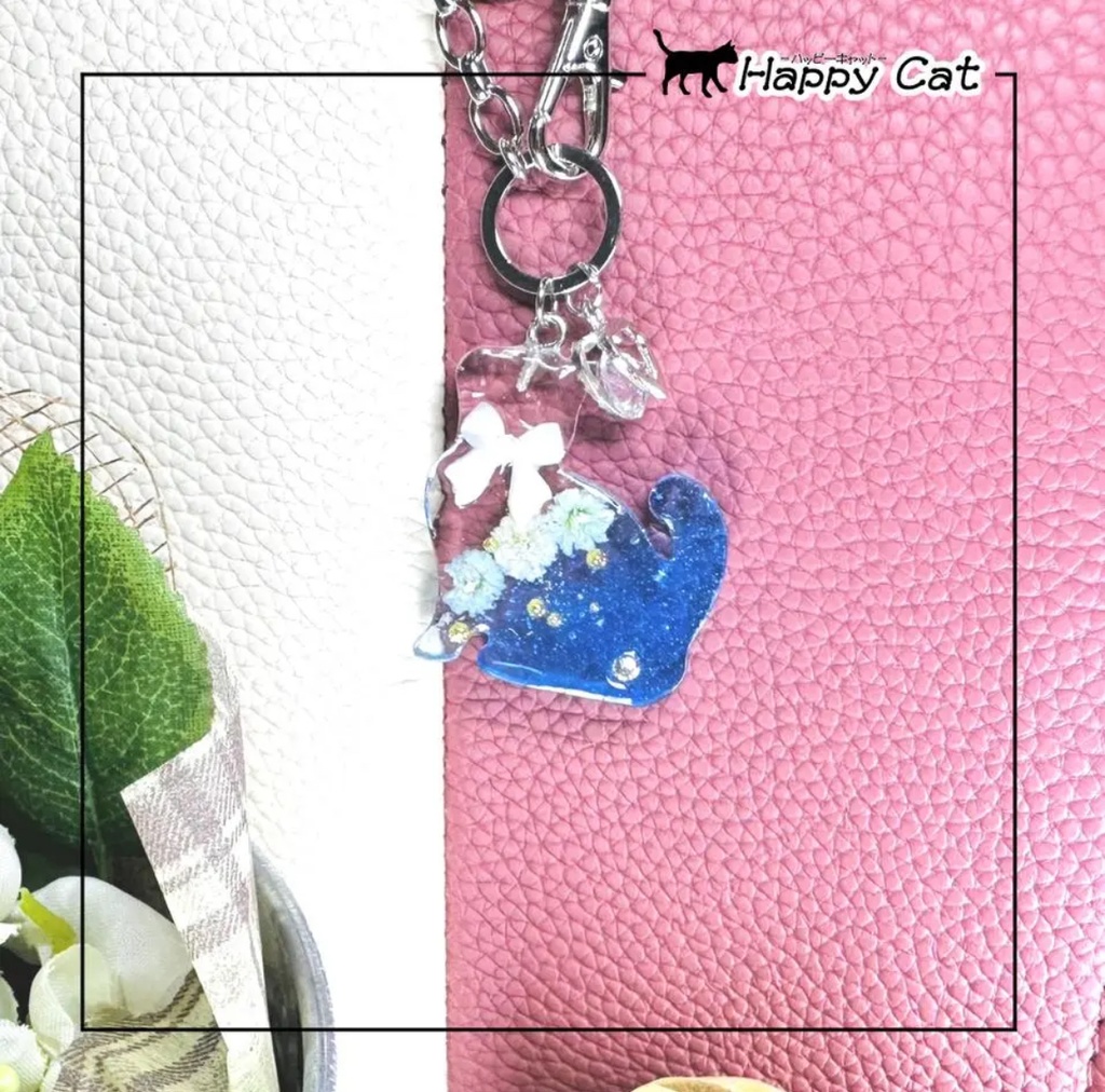 猫のバッグチャーム リボンと三つのかすみ草とクリアブルーの綺麗な猫さん