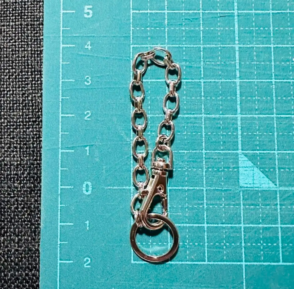 猫のバッグチャーム リボンと三つのかすみ草とクリアブルーの綺麗な猫さん