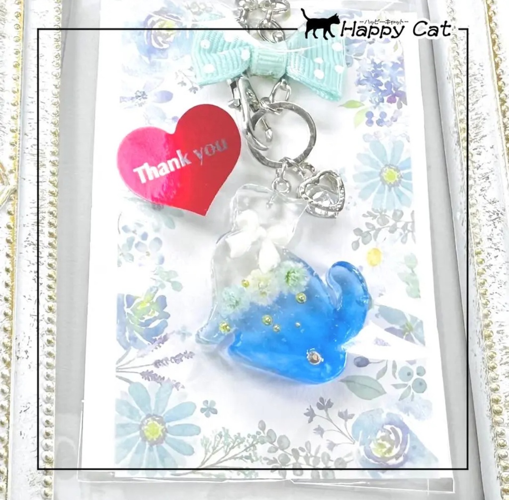 猫のバッグチャーム リボンと三つのかすみ草とクリアブルーの綺麗な猫さん