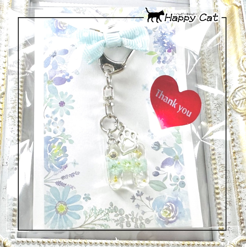 H字のキーホルダー ライトグリーンのかすみ草と、ゴールドパールを閉じ込めました🖤