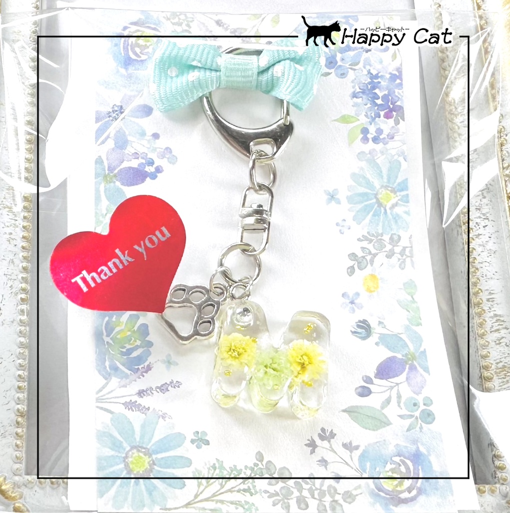 M字のキーホルダー ホワイトとライトグリーンのかすみ草と、ゴールドパールを閉じ込めました🖤
