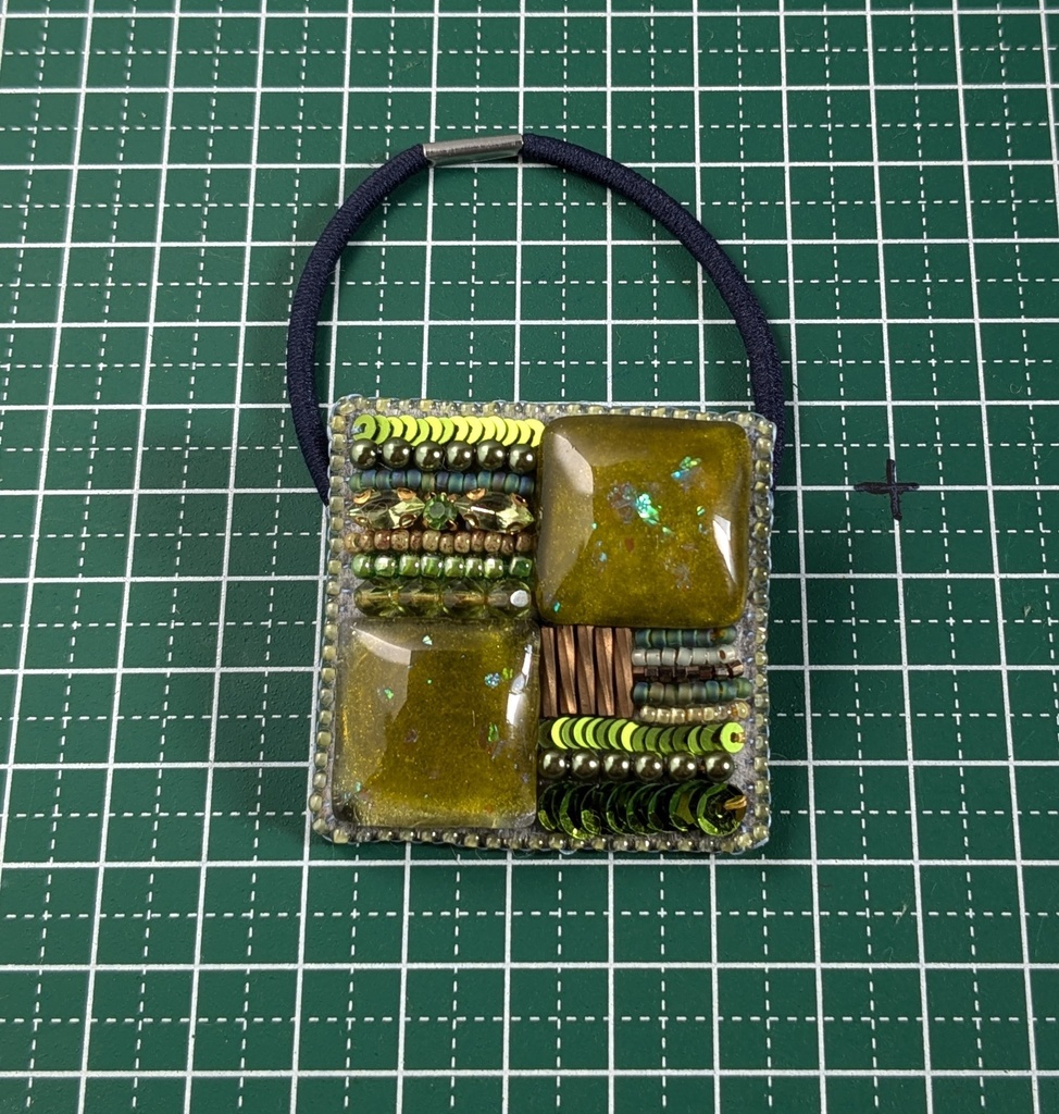 オリーブグリーンのヘアゴム