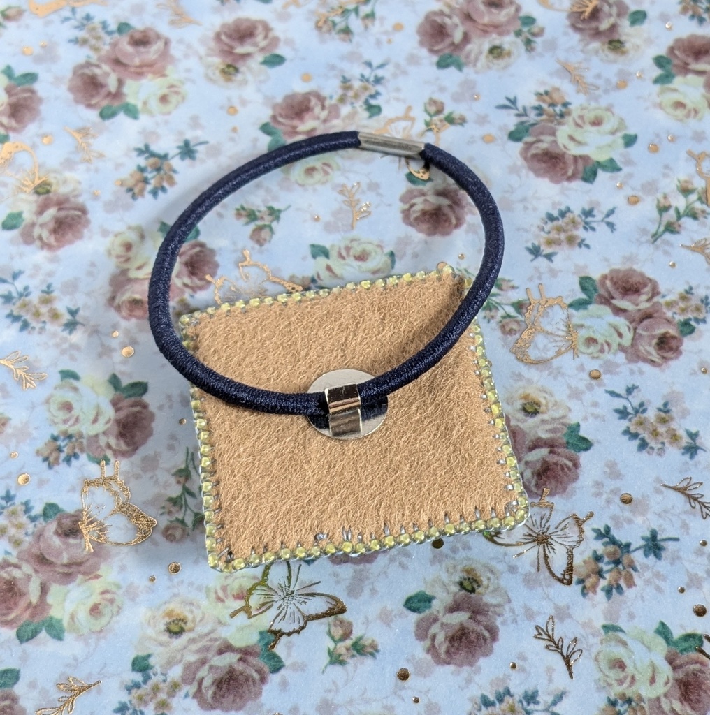 オリーブグリーンのヘアゴム