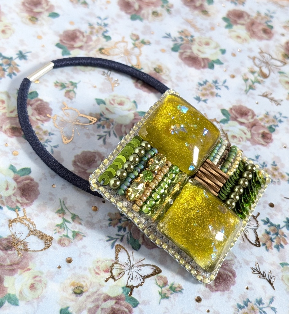 オリーブグリーンのヘアゴム