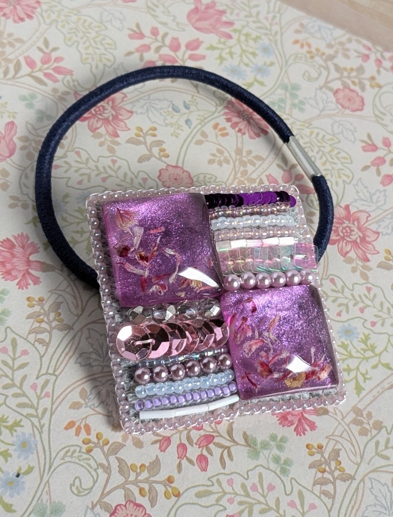 ビーズ刺繍のヘアゴム