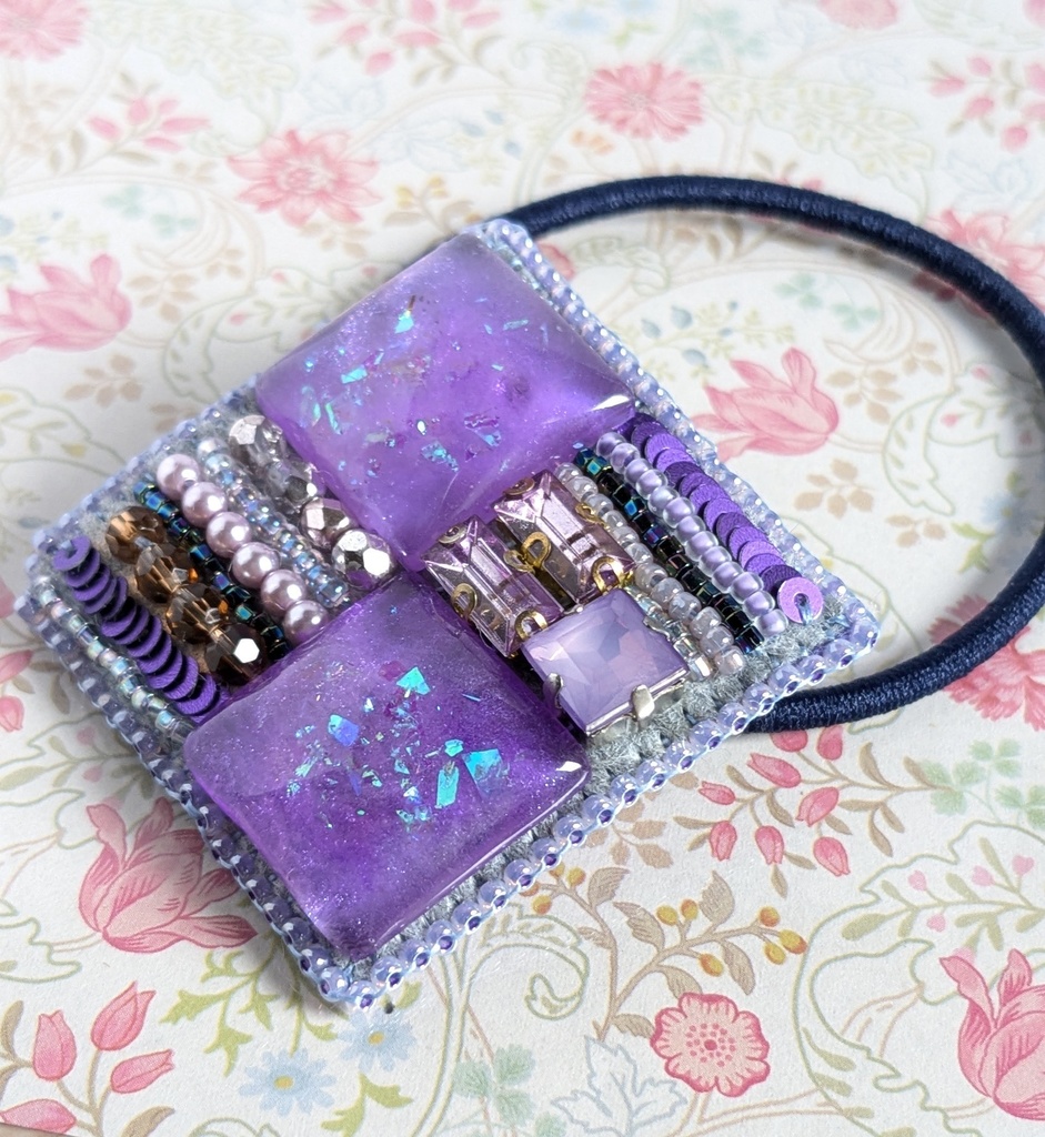 ビーズ刺繍のヘアゴム