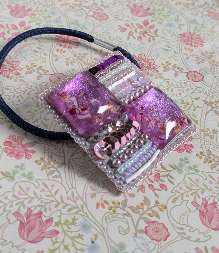 ビーズ刺繍のヘアゴム