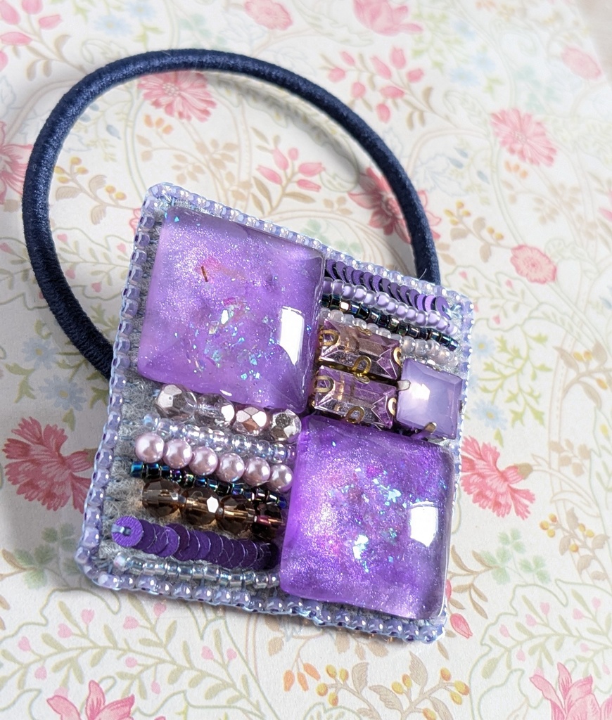 ビーズ刺繍のヘアゴム