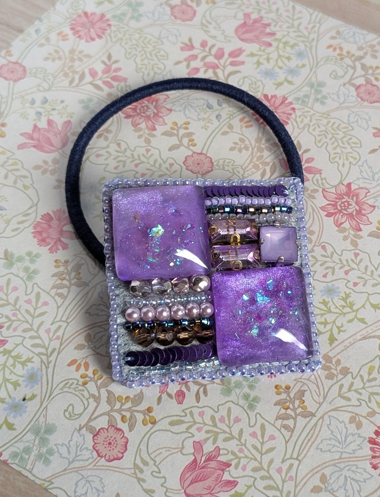 ビーズ刺繍のヘアゴム