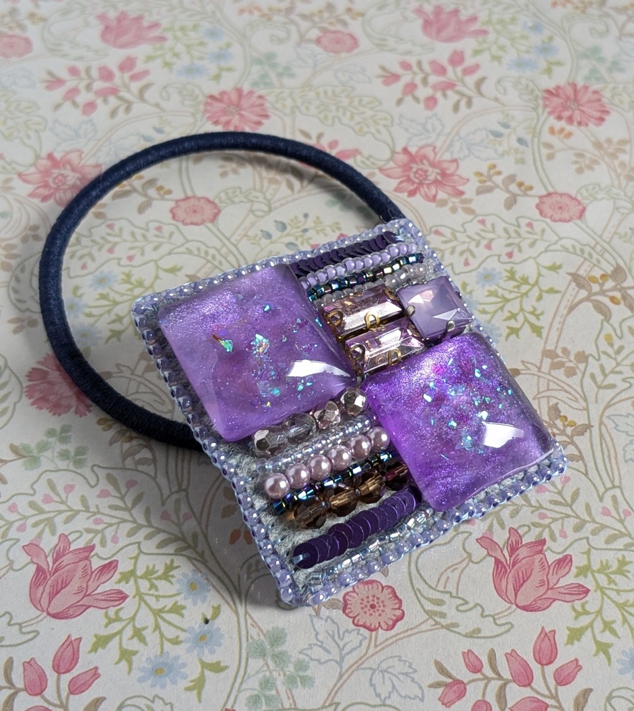 ビーズ刺繍のヘアゴム