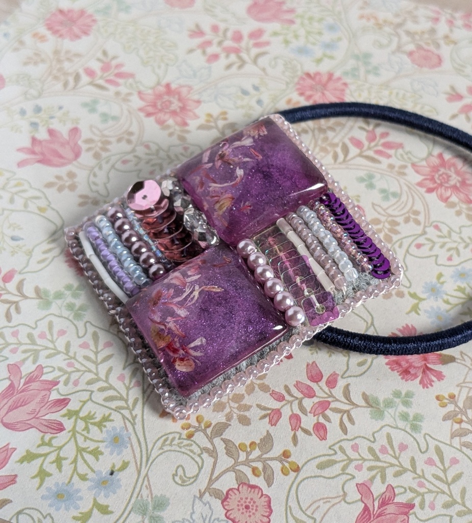 ビーズ刺繍のヘアゴム