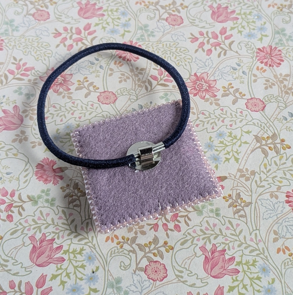 ビーズ刺繍のヘアゴム