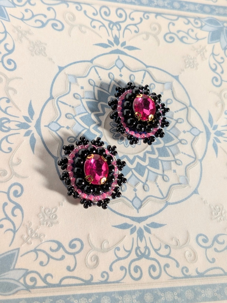ビーズ刺繍のピアス