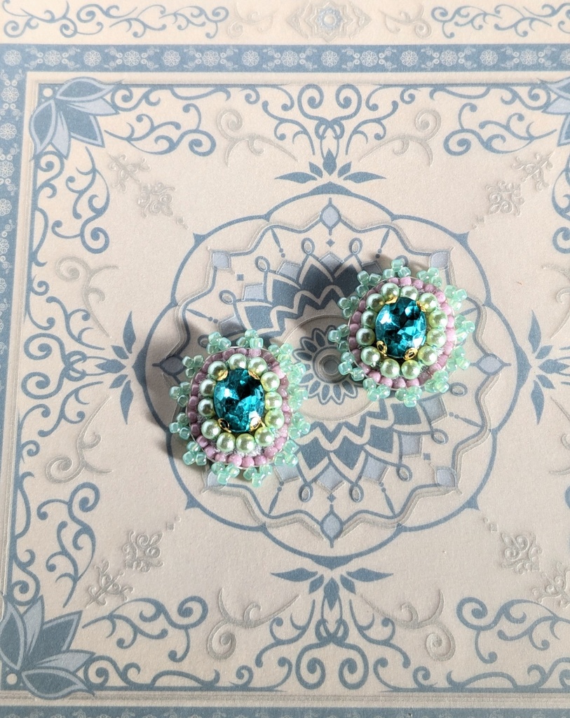 ビーズ刺繍のピアス