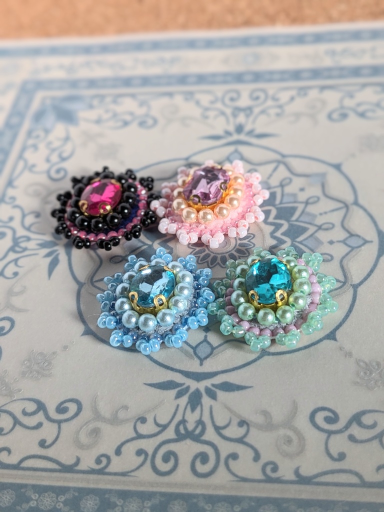ビーズ刺繍のピアス