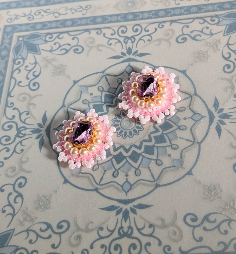 ビーズ刺繍のピアス