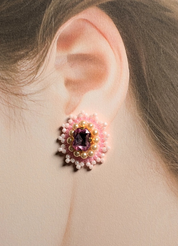 ビーズ刺繍のピアス