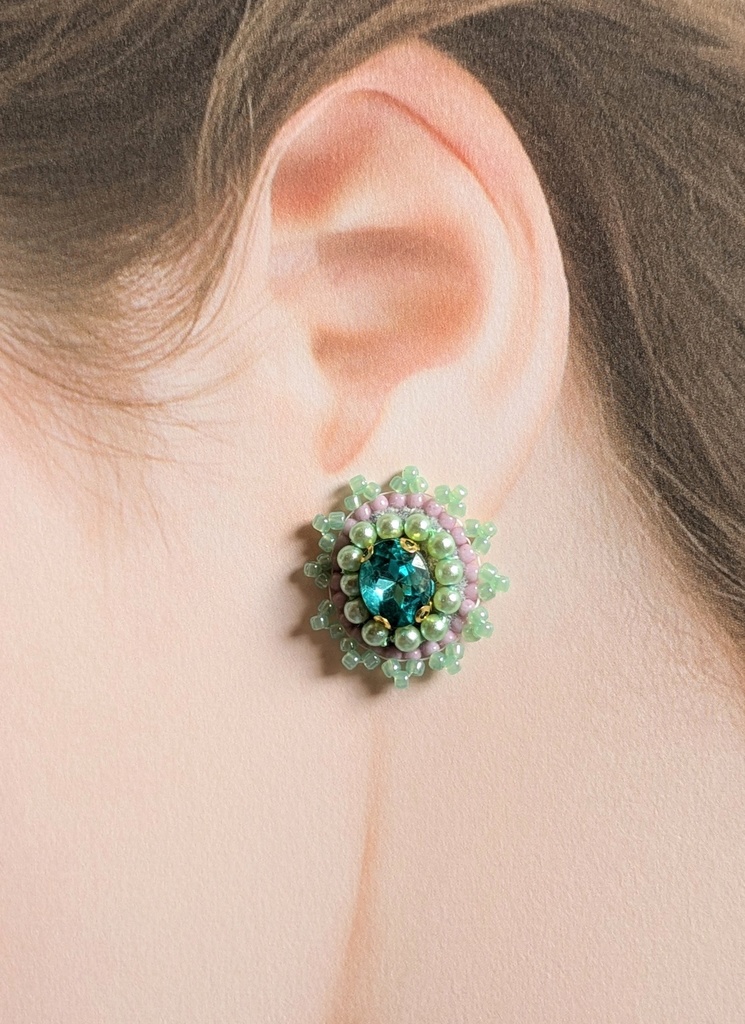 ビーズ刺繍のピアス