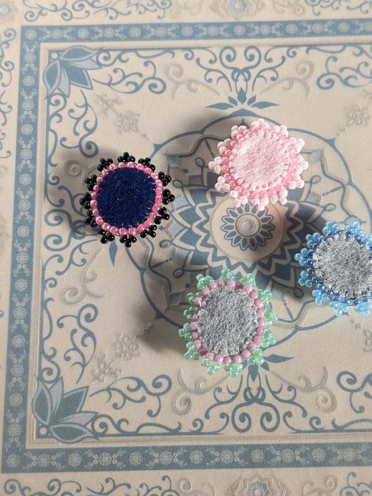 ビーズ刺繍のピアス