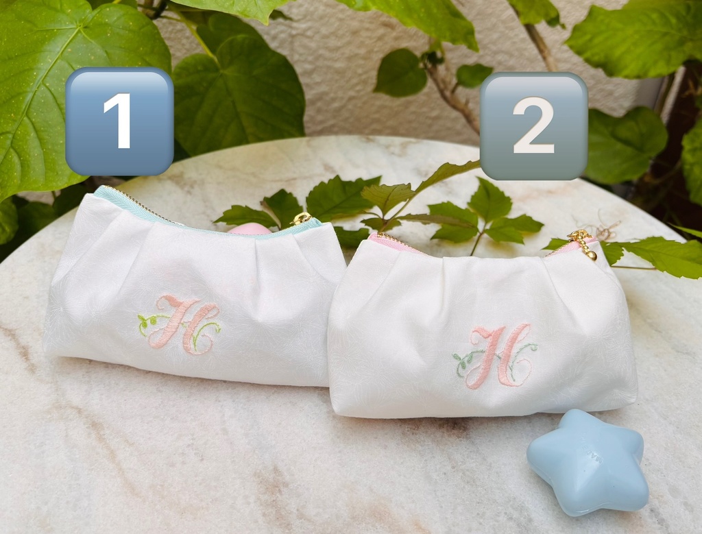 ふんわりタック入りポーチ イニシャル刺繍入り