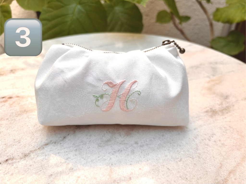 ふんわりタック入りポーチ イニシャル刺繍入り