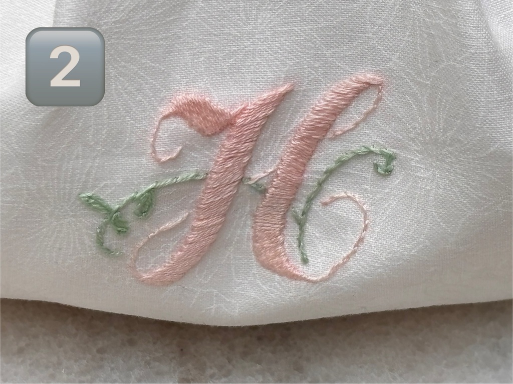 ふんわりタック入りポーチ イニシャル刺繍入り