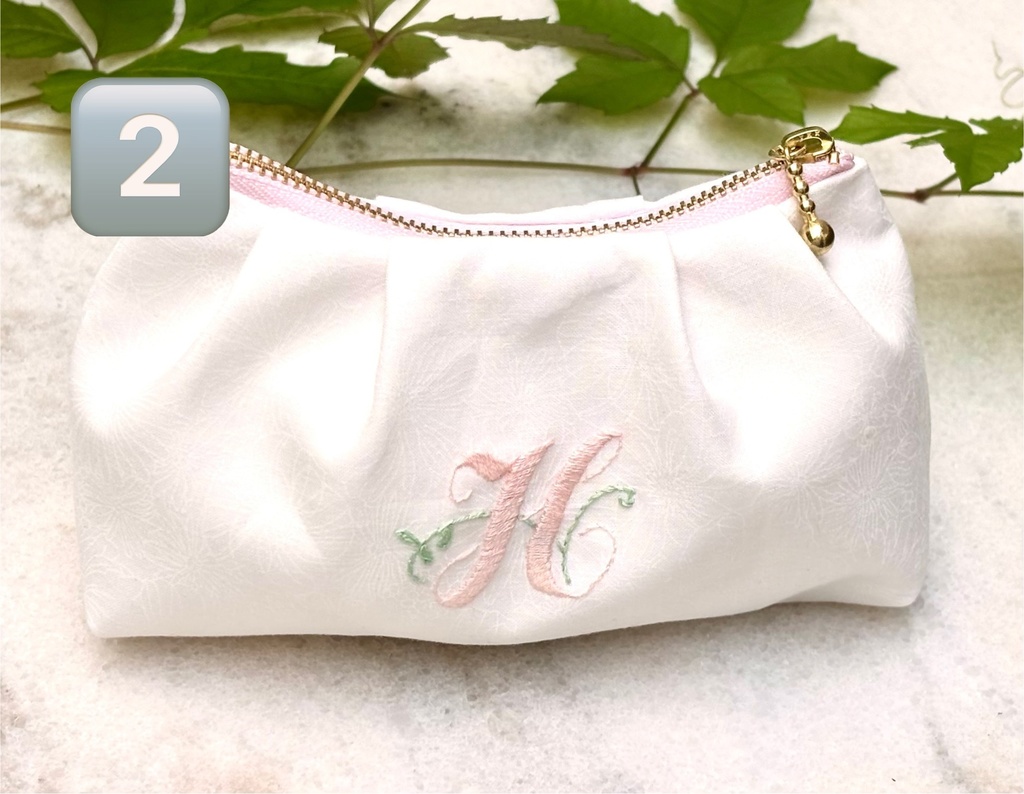 ふんわりタック入りポーチ イニシャル刺繍入り