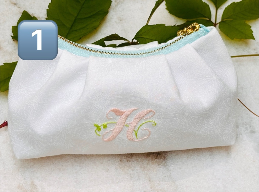 ふんわりタック入りポーチ イニシャル刺繍入り