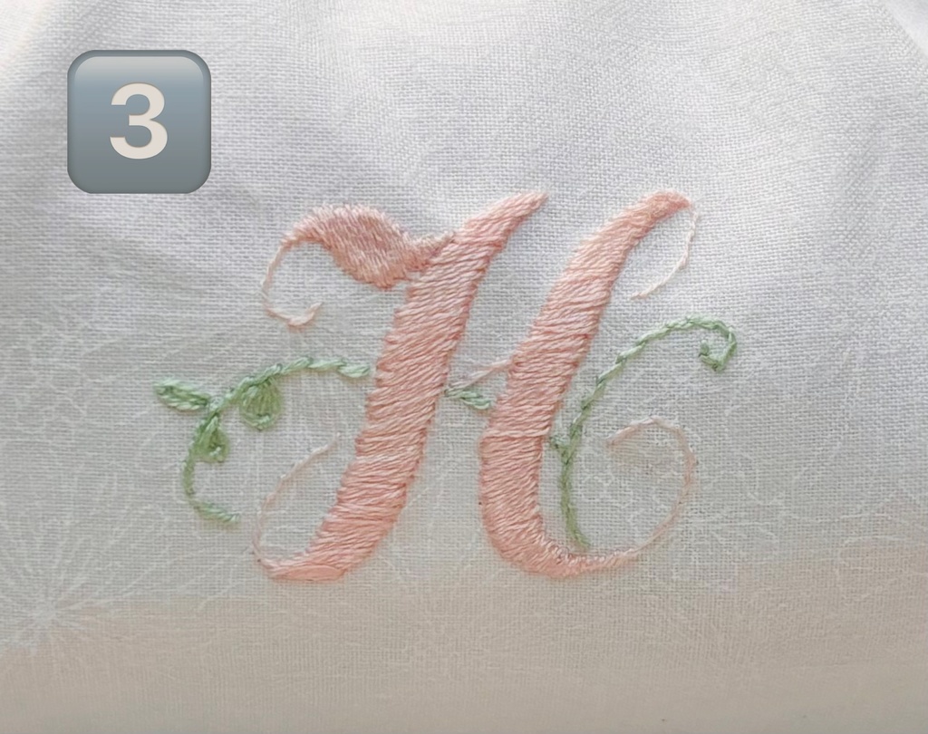 ふんわりタック入りポーチ イニシャル刺繍入り