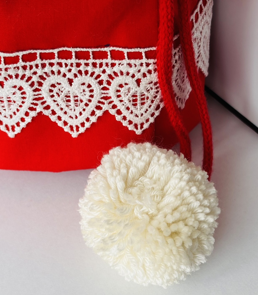 ポンポンつきレース巾着赤