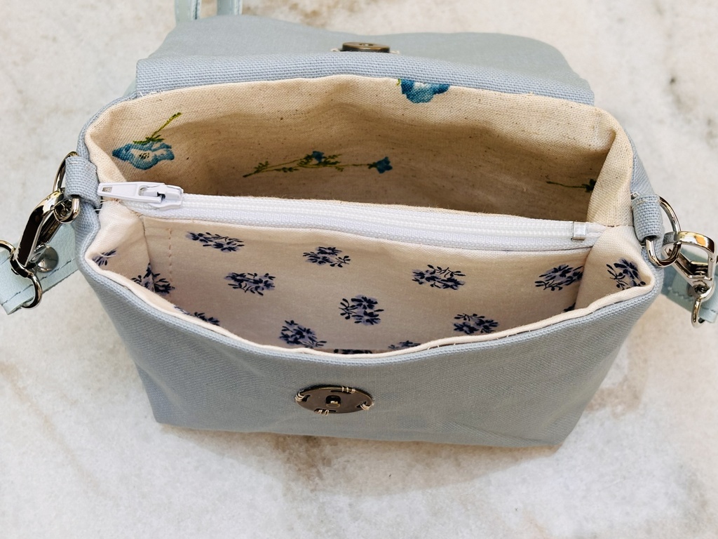 ネモフィラのマチつき3ポケットポーチ