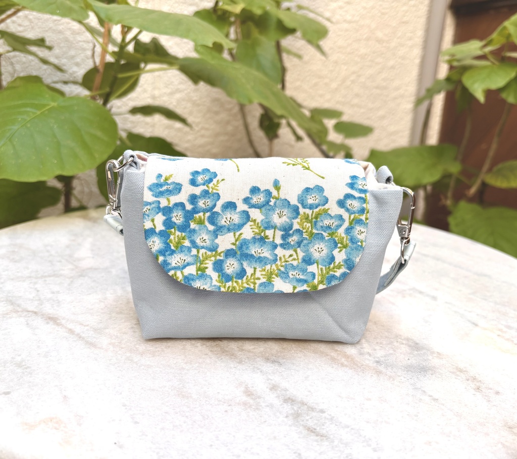 ネモフィラのマチつき3ポケットポーチ