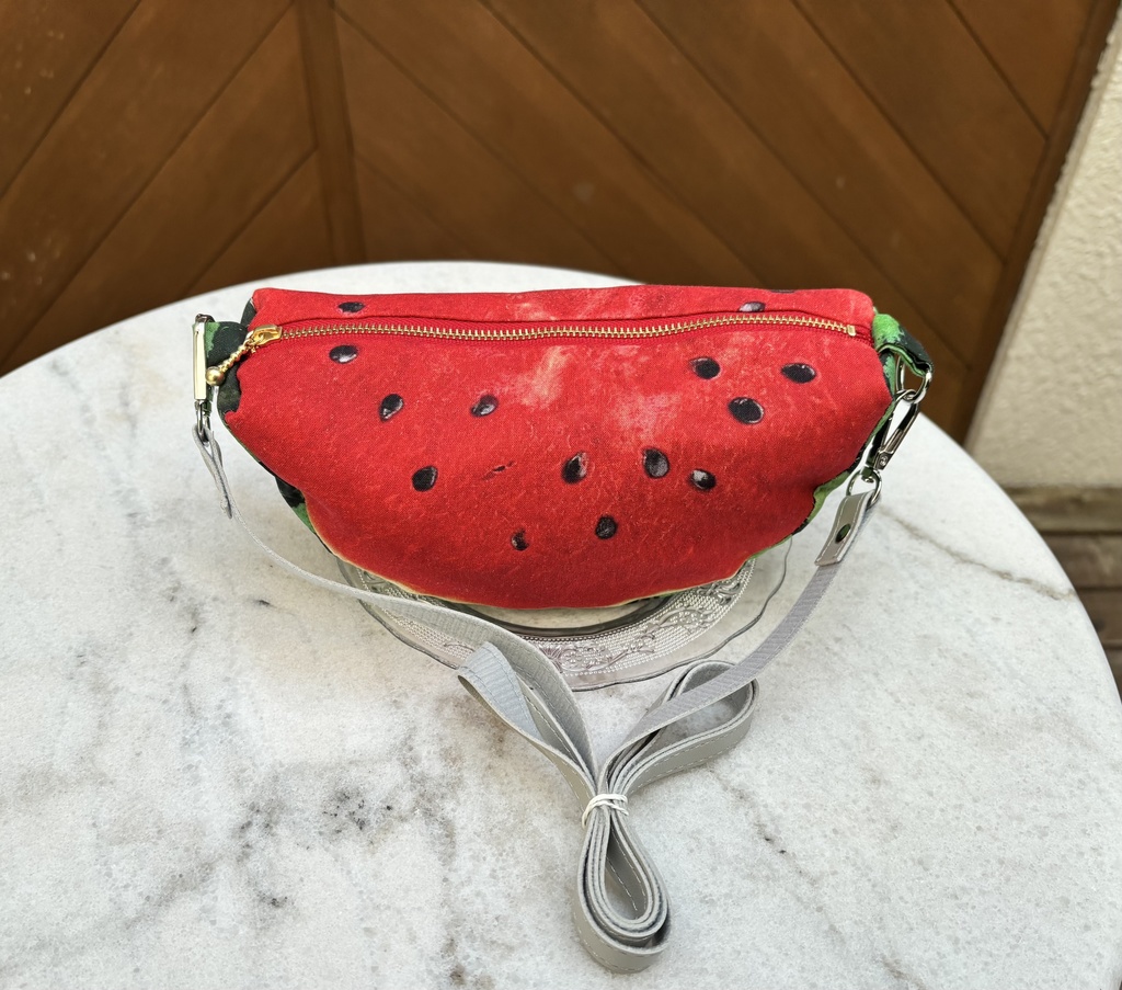 スイカのポーチ大　ショルダーバッグにできる両側Dカン付き