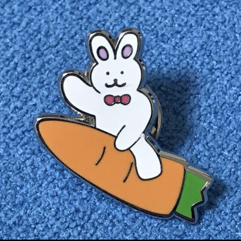にんじんロケットに乗ったうさぎのピンバッジ