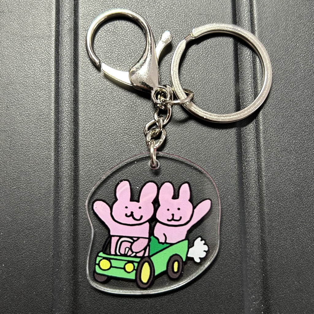 ドライブうさぎのアクリルキーホルダー