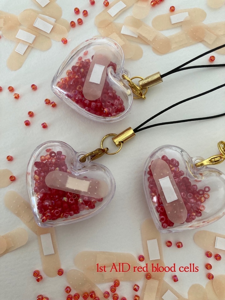 1st AID red blood cells キーホルダー 落合京
